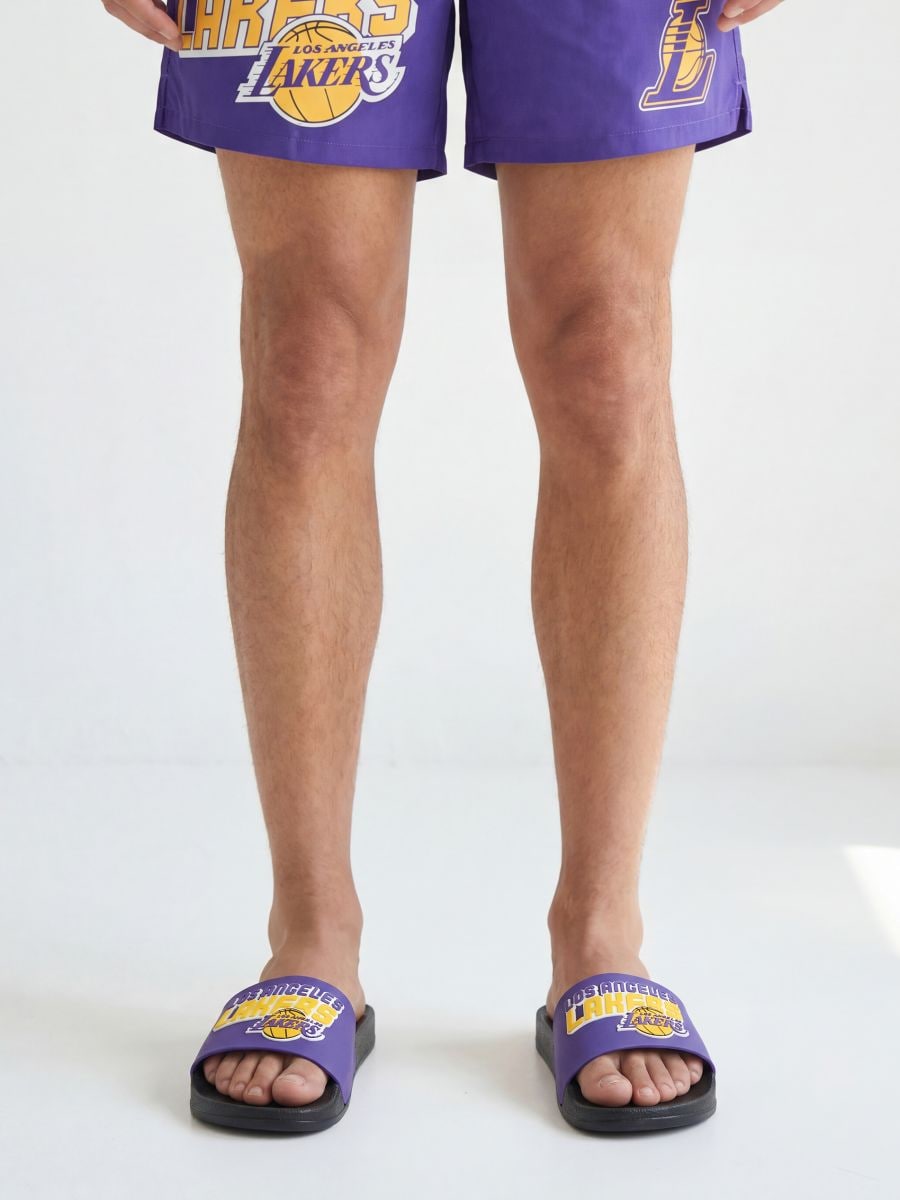 Σαγιονάρες με κείμενο Los Angeles Lakers NBA - σκουρο βιολετι - SINSAY
